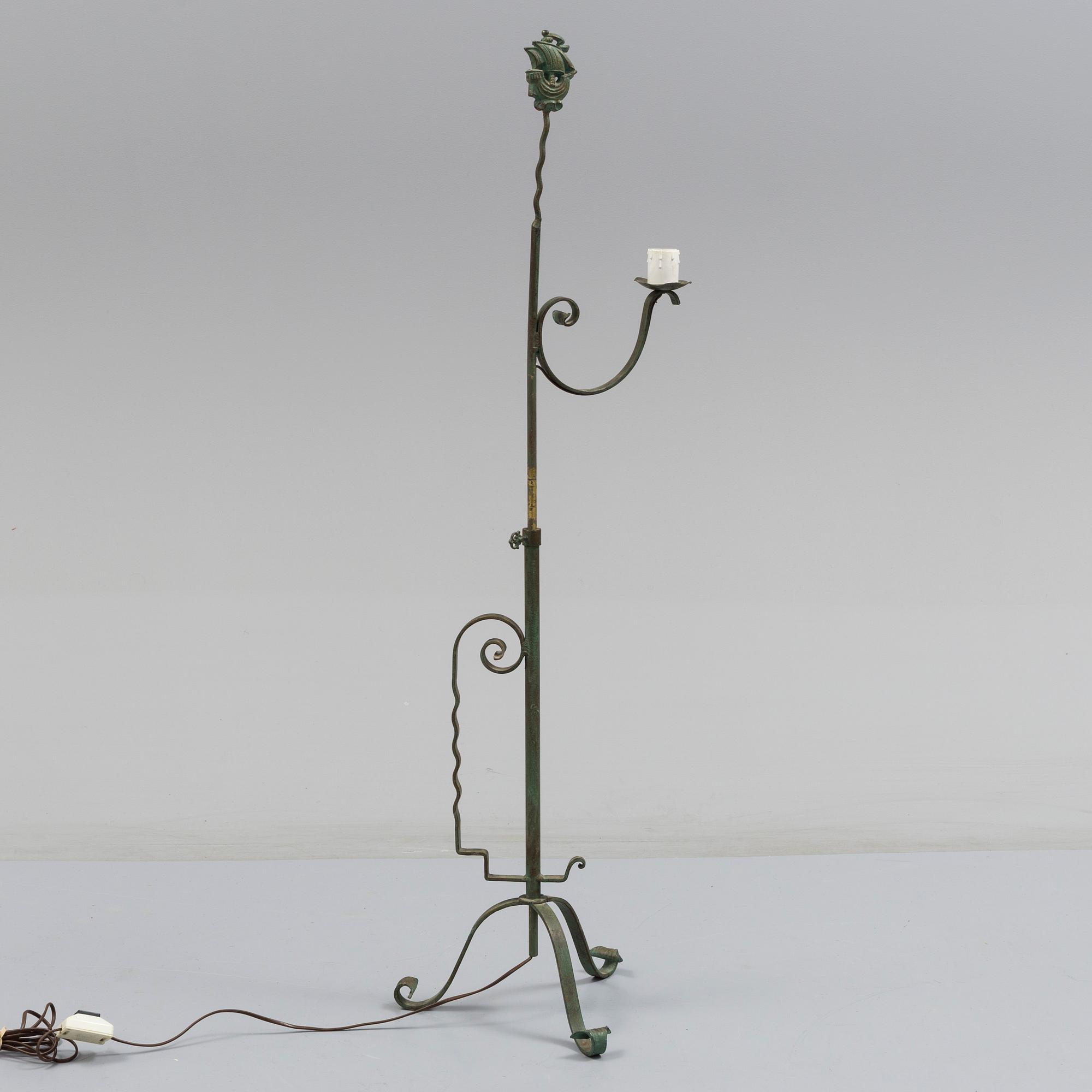 A mid 20th century floor lamp.