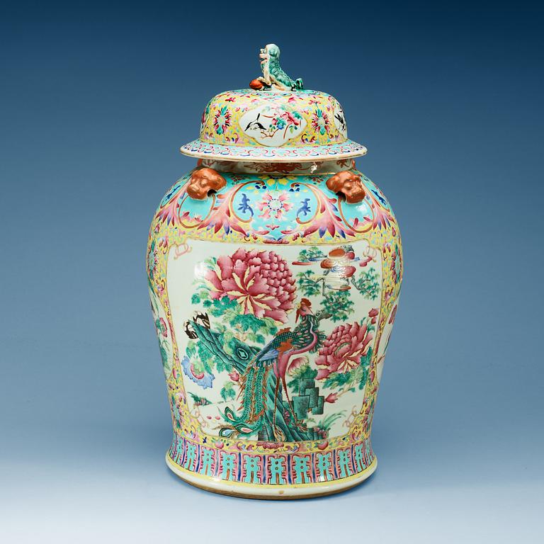 A large famille rose jar with cover, Qing dynasty, 19th Century.