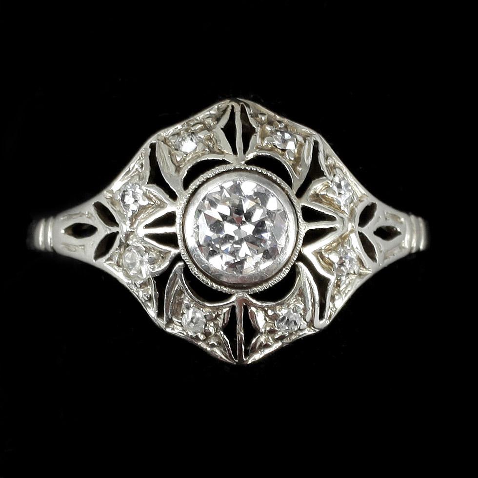 RING, 14k vitguld med briljantslipade diamanter, tot ca 0,38 ct. Vikt ca 2 gram.