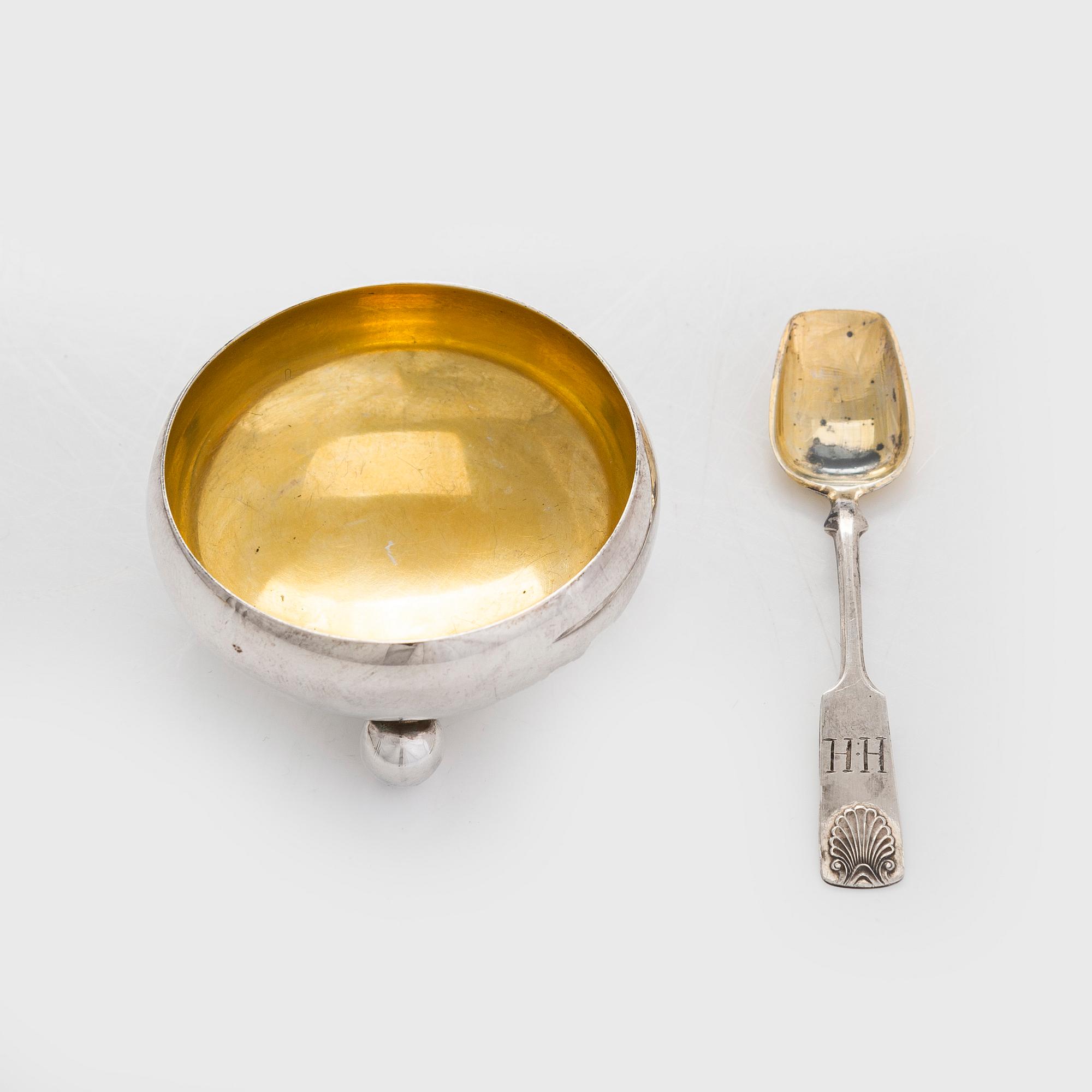A set of two vases, a dish and a salt cellar with spoon, silver, Hämeenlinna and Helsinki 1929-52.