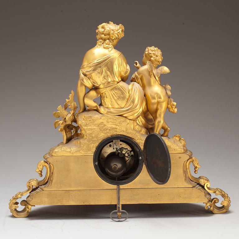 BORDSPENDYL, förgylld brons, nyrokoko. 1800-talets slut.