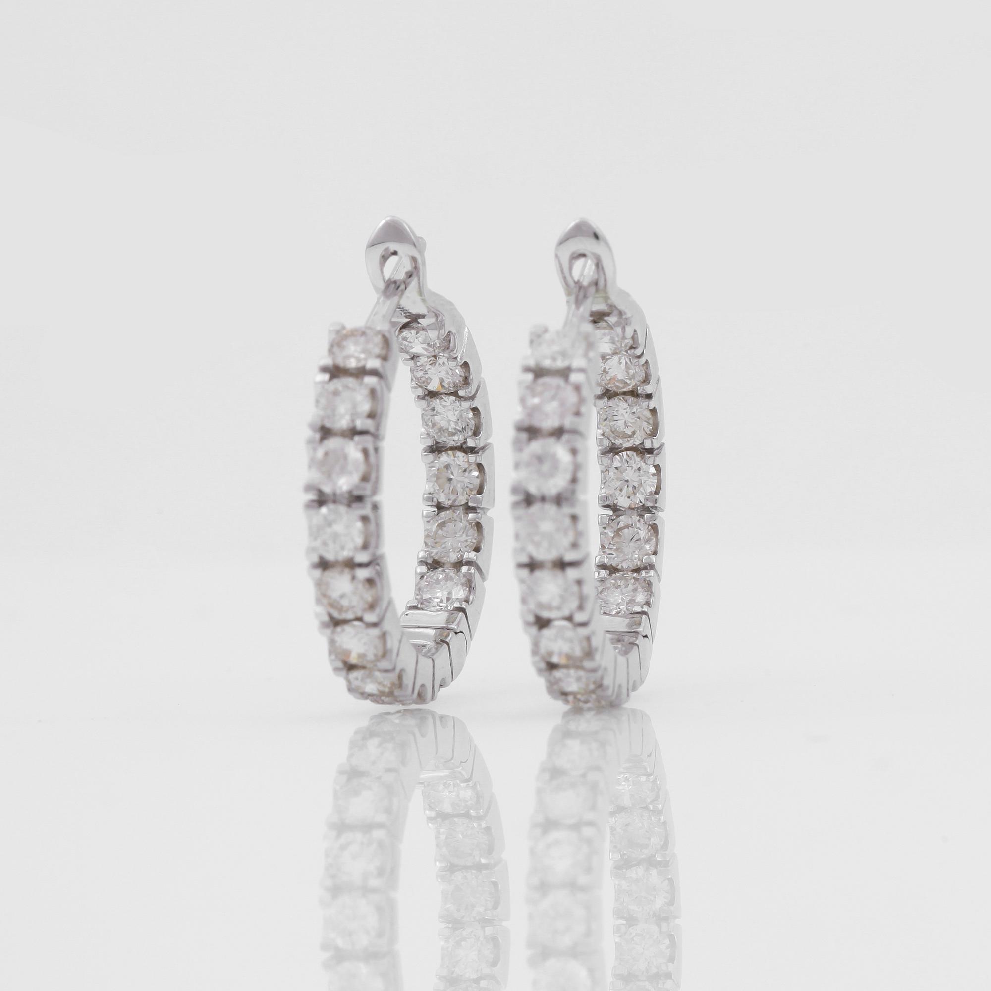 ÖRHÄNGEN, creoler i vitguld med diamanter cirka 3 ct.