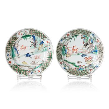 1045. A pair of famille verte dishes with Wang Mu's eight horses, Qing dynasty, Kangxi (1662-1722).