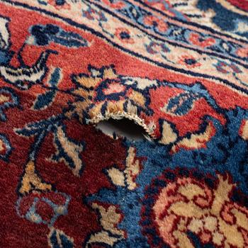 A semi-antique Sarouk carpet, a. 278 x 186 cm.