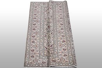 A carpet, Kashan, ca 305 x 198 cm.