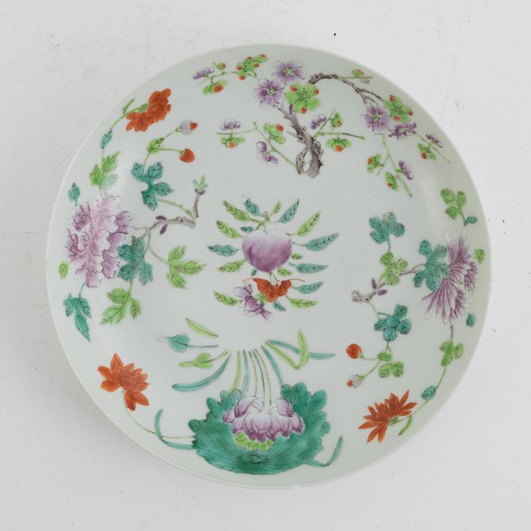 Two familjen Rose porcelain dishes, late Qing dynasty.