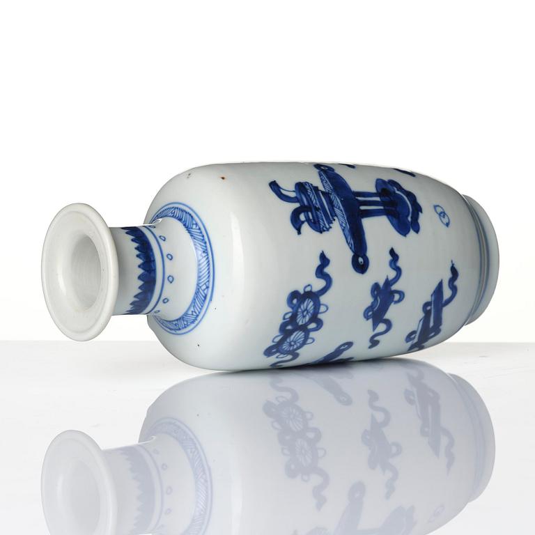 A blue and white roleau vase, Qing dynasty, Kangxi (1662-1722).