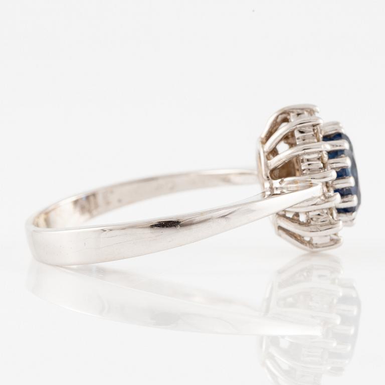 Ring, carmosé, 14K vitguld med safir och briljantslipade diamanter.