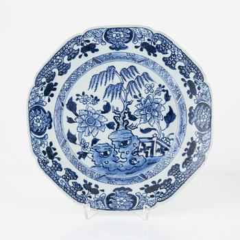 A set of eight blue and white dinner plates, Qing dynasty, Qianlong (1736-95).