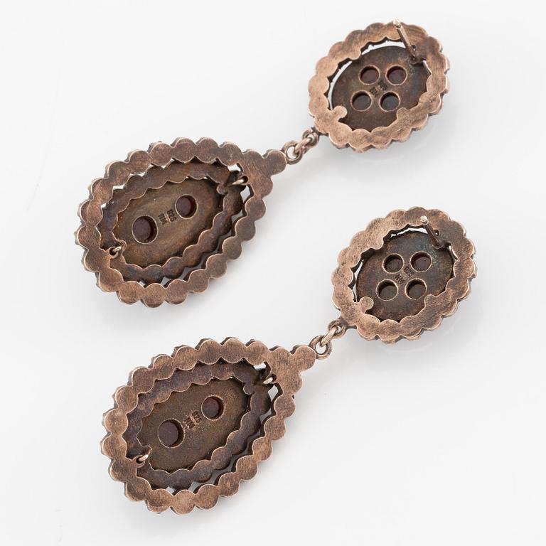 Örhängen förgyllt silver med granater.