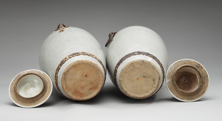 A pair of ge-glazed jars with covers, Qing dynasty.