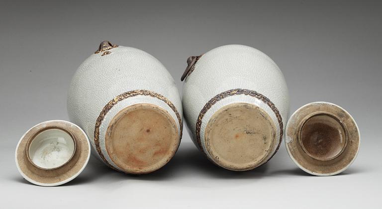 A pair of ge-glazed jars with covers, Qing dynasty.