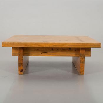 A PINE SOFA TABLE BY ROLAND WILHELMSSON FOR KARL ANDERSSON.