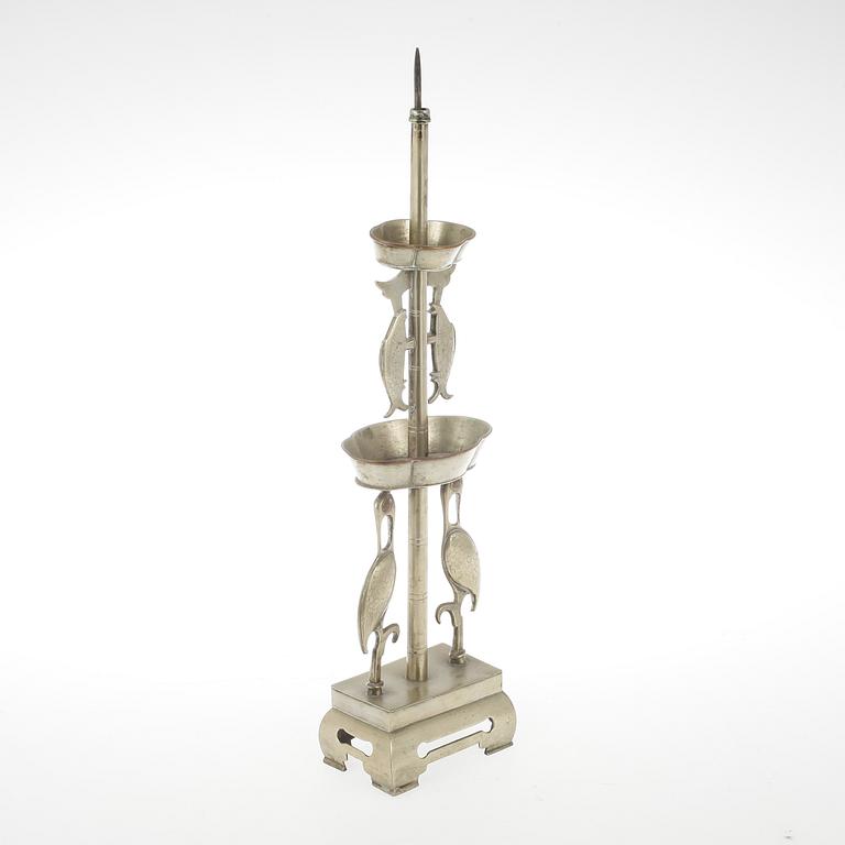 LJUSSTAKE, tenn och mässing, Kina, 1900-tal.