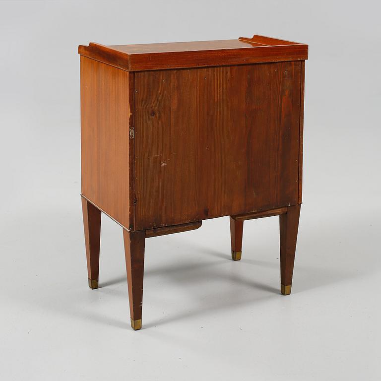 POTTSKÅP, gustaviansk stil, 1900-talets början.
