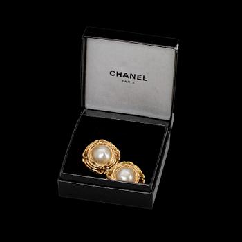 CHANEL, a pair of earclips.