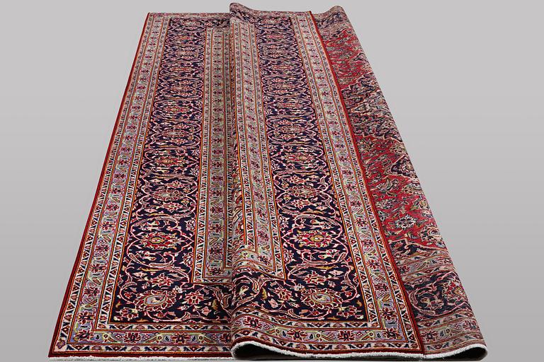 A carpet, Kashan, ca 397 x 295 cm.