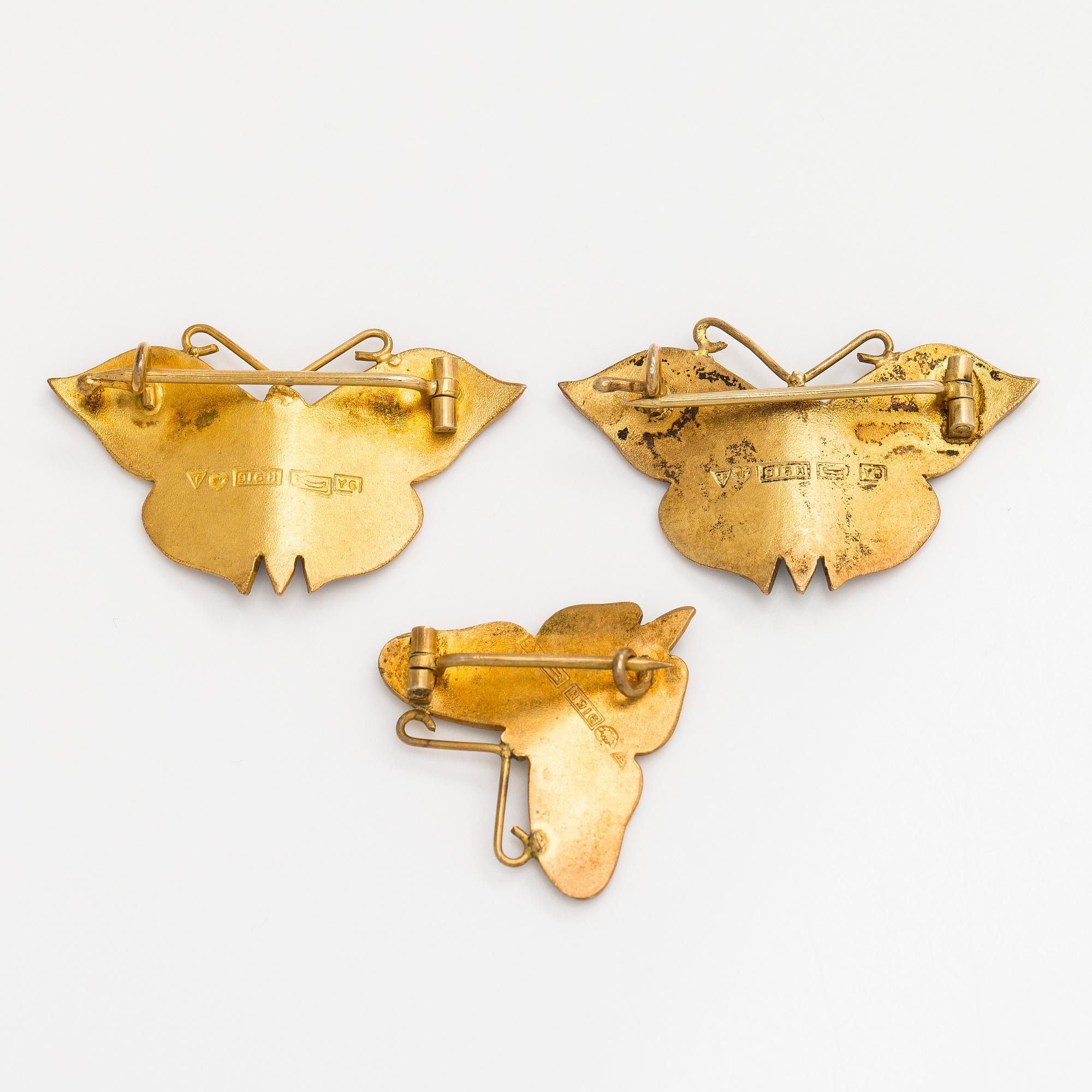 Broscher, 3 st, fjärilar, emalj, förgyllt silver, Tillander 1951-52.