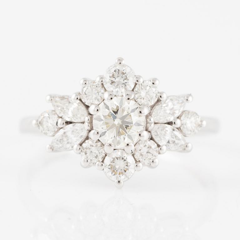 Ring 14K vitguld med briljantslipade diamanter.