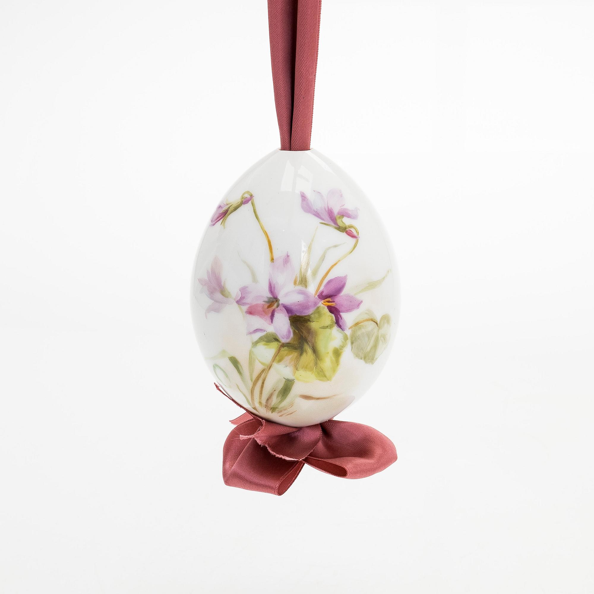 A Russian porcelain easter egg, early 20th century.