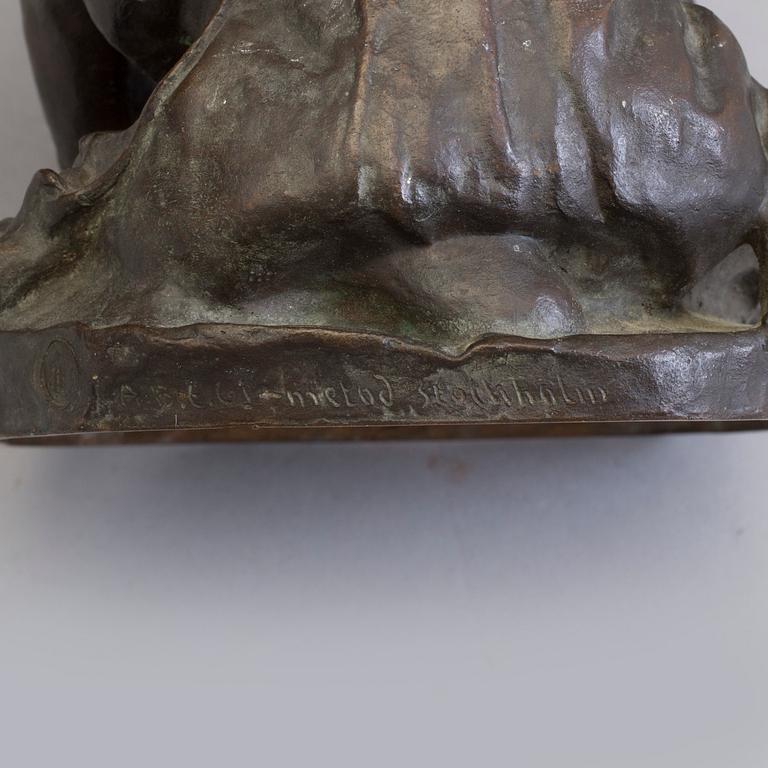 CHRISTIAN ERIKSSON, SKULPTUR, mörkpatinerad brons. Sittande same, signerad 1902.