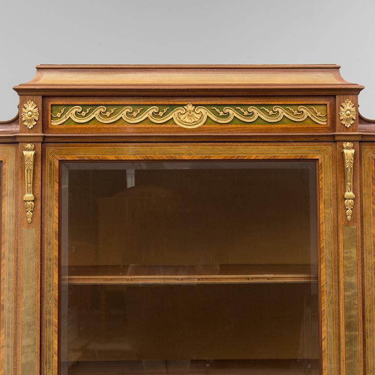 A DISPLAY CABINET, gustavian style, signed with label: "Gustaf L Sahlholm Snickare i Stockholm 25/5 1910".