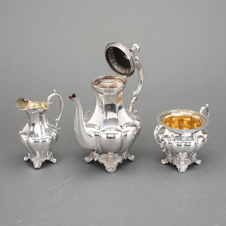 KAFFESERVIS, 3 delar, silver, C G Hallberg, Stockholm, 1946. Total vikt ca 1068 gram.