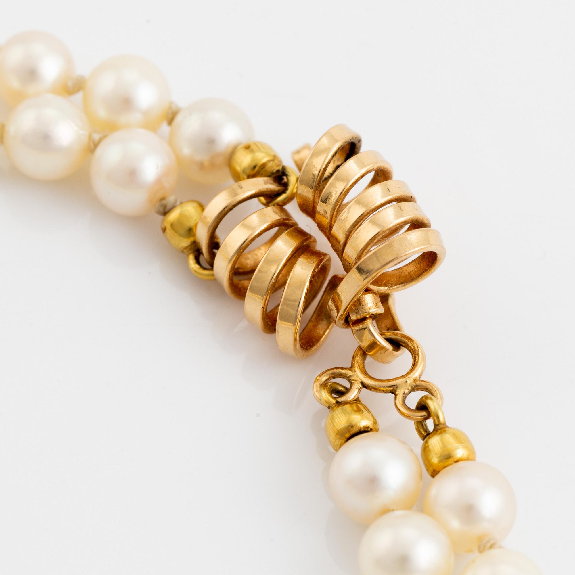 18K gold and cultured pearl necklace.