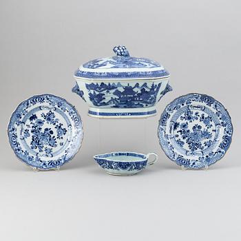 A blue and white tureen with cover, a sauce boat and two dinner plates, Qing dynasty, Qianlong (1736-95).