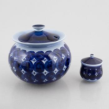 Lisa Larson, vaser, 2 st och skålar, ett par samt terrin med lock och skål med lock, stengods, Gustavsberg.