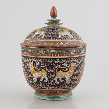 A Benjarong porcelain bowl with cover, Thailand, 19th century.