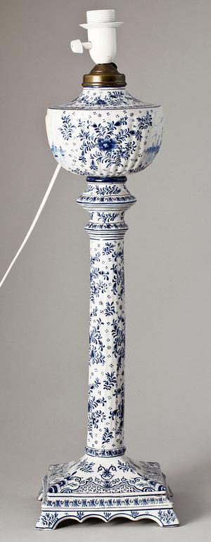 BORDSLAMPA. Fajans. Trol. Holland. 1900-talets början.