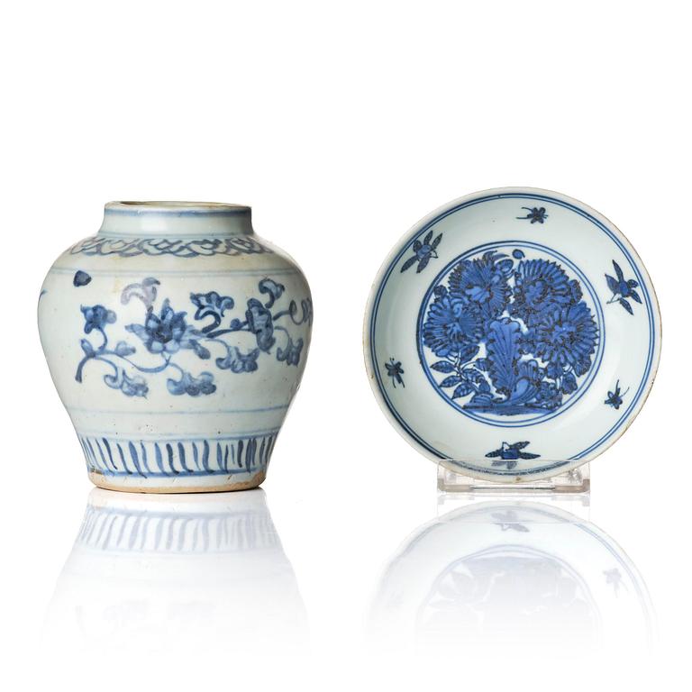 A blue and white jar and a dish, Ming dynasty (1368-1644).