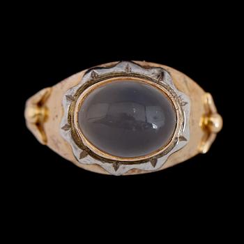 RING, 18 k guld/vitguld, cabochonslipad månsten, svenska stämplar Stigbert, Stockholm 1954.