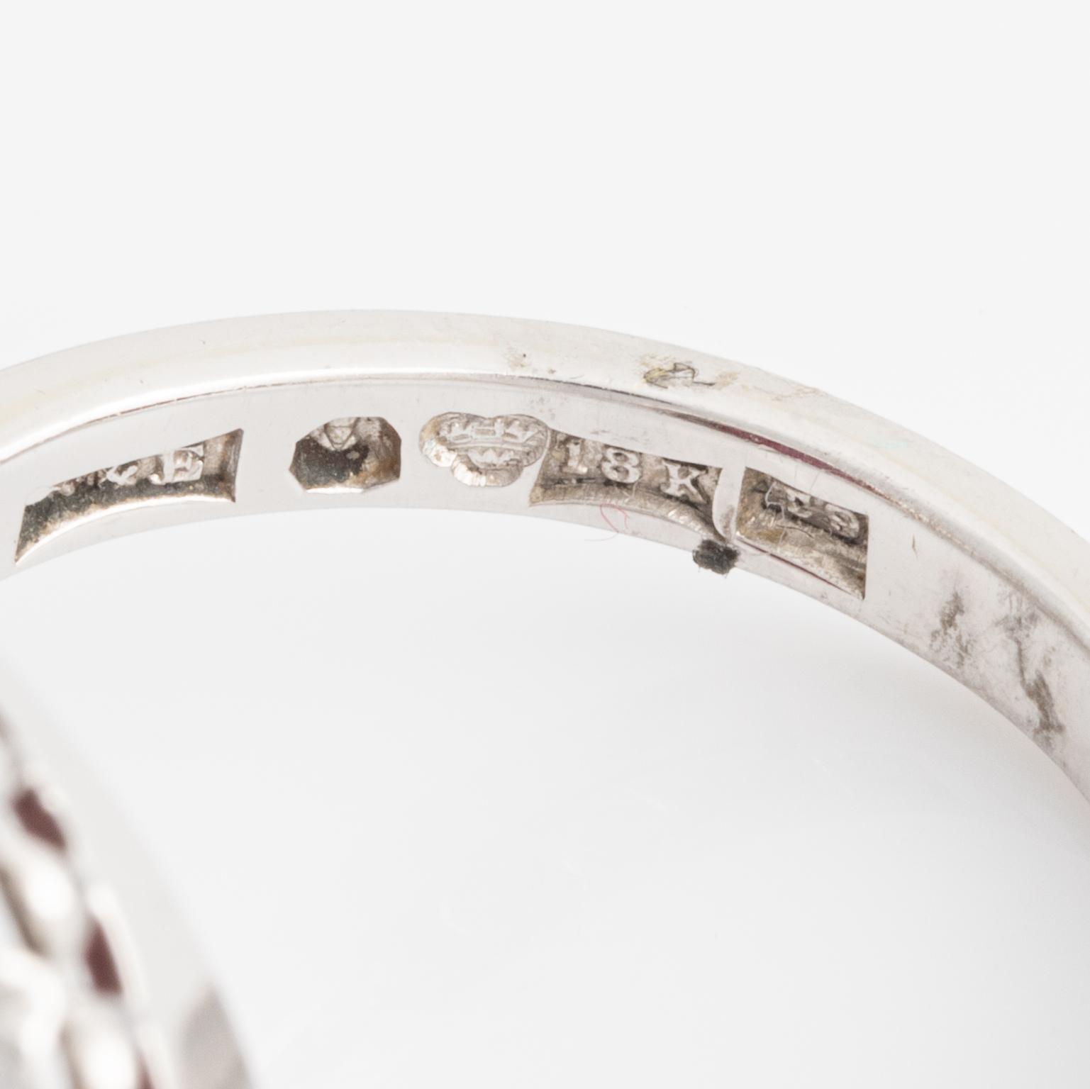 Ring, 18K vitguld med cabochonslipad rubin och briljantlipade diamanter.