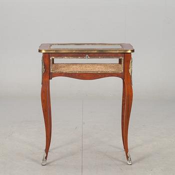 MONTERBORD, rokokostil. 1900-tal.