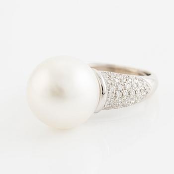 Ring, cocktail ring 18K white gold with a cultured South Sea pearl and brilliant-cut diamonds.