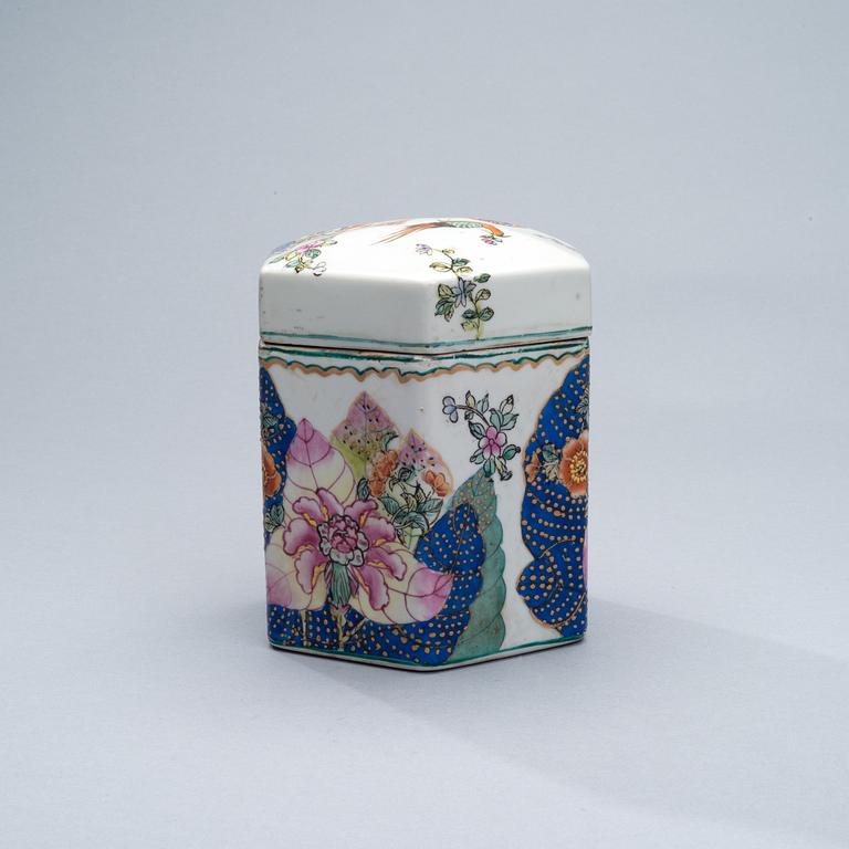 BURK MED LOCK, porslin, Kina 1900-talets mitt.