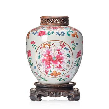 929. A famille rose jar, Qing dynasty, Qianlong (1736-95).