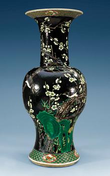 1452. A famille noire vase, late Qing dynasty (1644-1912).