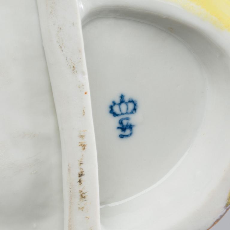 A 20th CENTURY PORCELAIN SITZENDORF FIGURINE.