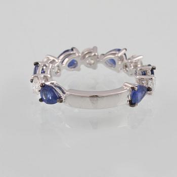 RING, 18K vitguld med briljantslipade diamanter ca 1.00 ct samt droppslipade blå safirer ca 2.21 ct. Vikt 4,5 gram.