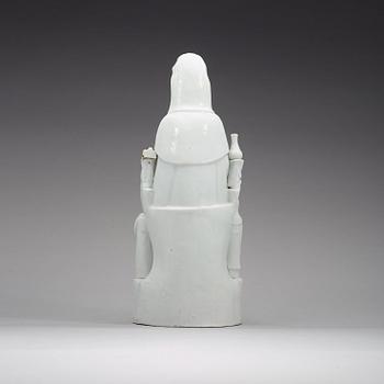 A blanc de chine figure of Guanyin, late Qing dynasty (1662-1912).