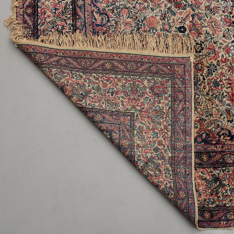 MATTA, Kirman, Antik. Ca  370x270 cm.