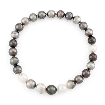 A cultured Tahiti- and South Sea pearl neclace, Gaudy.