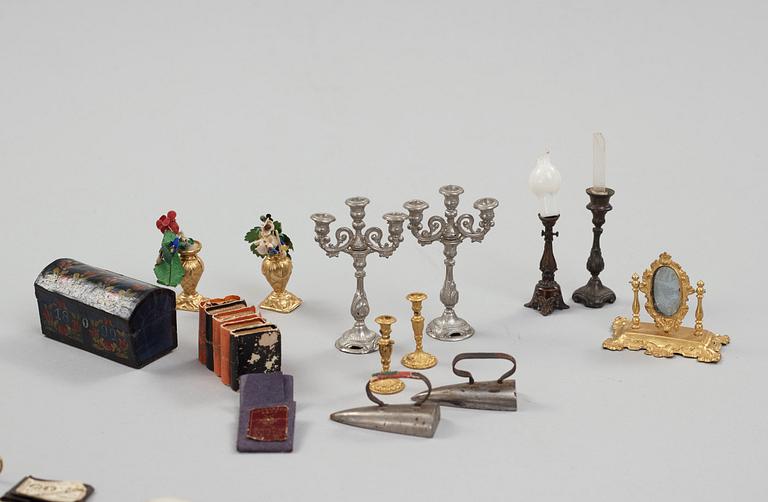 a set of dollhousefuniture and objects including Waltershausen.