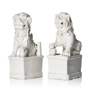 1090. Two blanc de chine figures of buddhist lions/joss stick holders, Qing dynasty, Kangxi (1662-1722).