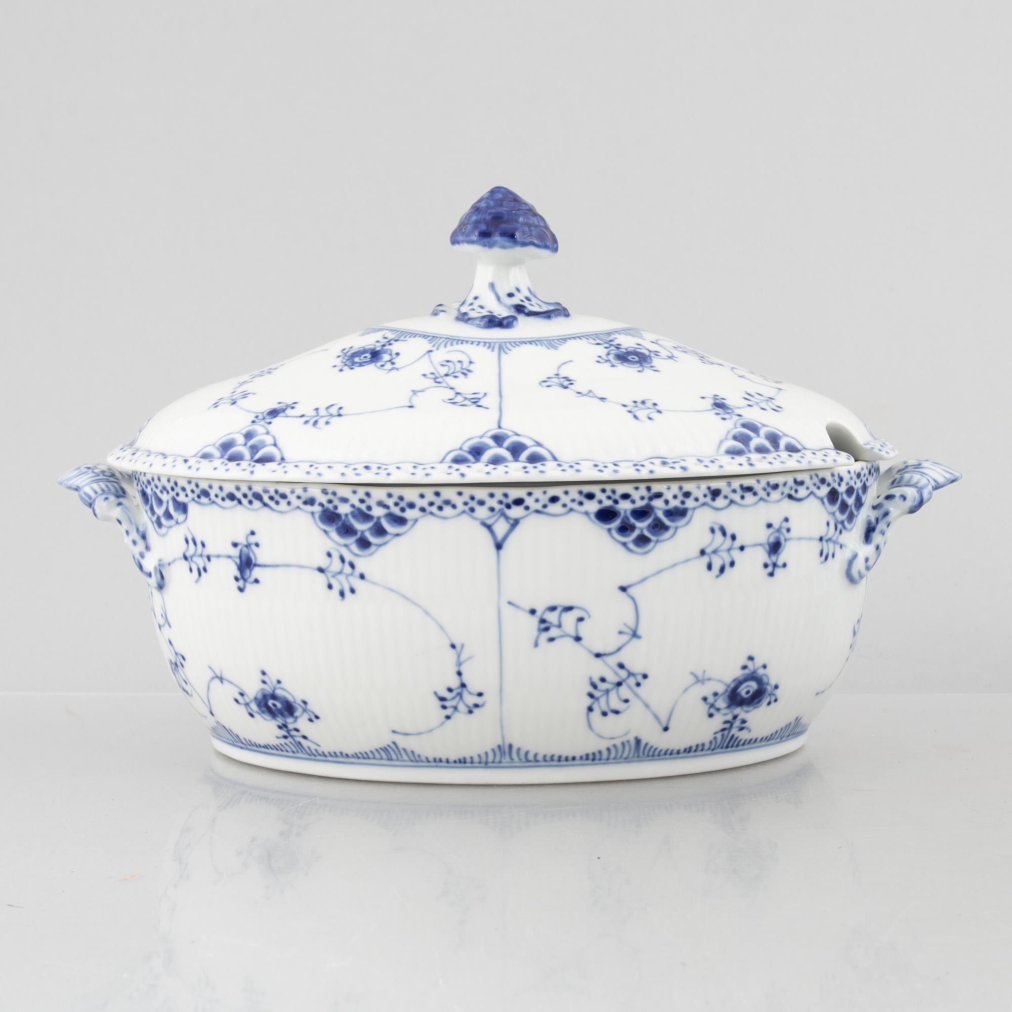 Royal Copenhagen, a 29-piece porcelain coffee service, full lace "Blue Fluted", Denmark.