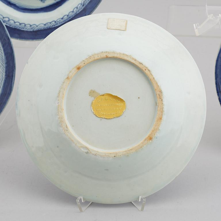 A blue and white hot water dish and five dinner plates, Qing dynasty, 18/19th Century.