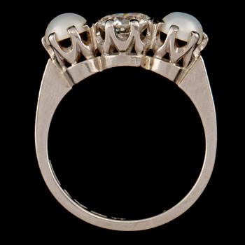 RING, 18k vitguld med briljantslipad diamant ca 0.58 ct samt 2 mabépärlor, Sandqvist, Stockholm, 1954. Vikt 4 g.